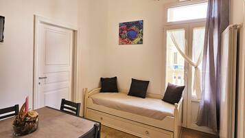 Deluxe-Studio, Blick auf den Innenhof | Eigene Küche