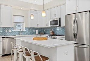 雪櫃、微波爐、焗爐、爐具