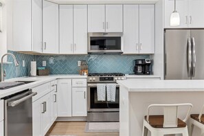 Fridge, microwave, oven, stovetop - Coastal Comfort | 3BR Townhouse by Beach (Ventnor City)