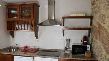 Een koelkast, een magnetron, een oven, een kookplaat