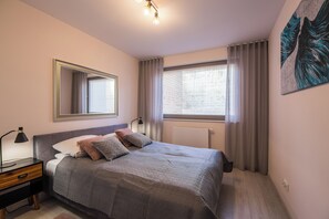 1 bedroom, cribs/infant beds, bed sheets
