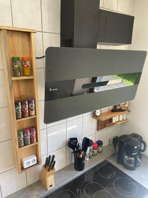 Fridge, microwave, oven, stovetop - Rustic holiday home for 12 people (Warmensteinach)