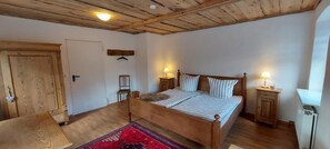 6 bedrooms, WiFi, bed sheets - Rustic holiday home for 12 people (Warmensteinach)