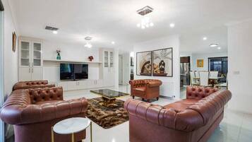 Een televisie en een kantoor