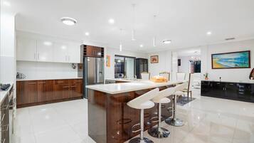 Kylskåp, mikrovågsugn, ugn och spishäll