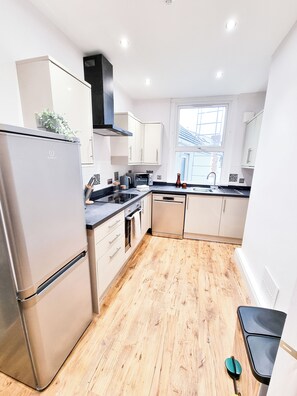 Kjøleskap, mikrobølgeovn, ovn og kokeplater