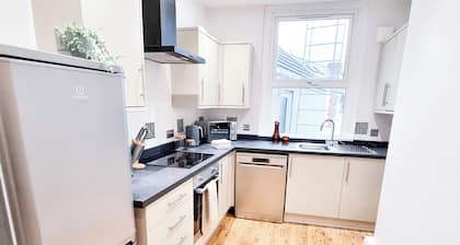 Brynmill Flat Sleeps 3/5 | Close to Beach, Uni & Park | Free Wifi | Free Parking