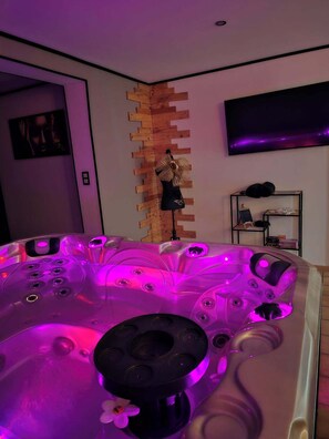 Interior - Suite Pour Amoureux Avec Jacuzzi Pour une Nuit Unique Hors du Quotidien (Flémalle)