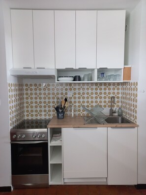 Fridge, microwave, oven, dishwasher - Appartement 2 Pièces de 33 m² au 1er Étage Avec vue mer (Hyères)