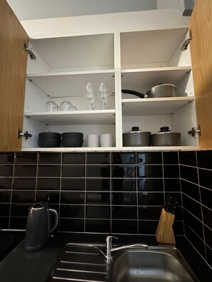 Een koelkast, een magnetron, een oven, een kookplaat