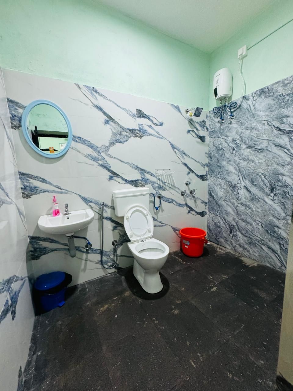 Un baño con inodoro, lavabo y espejo.