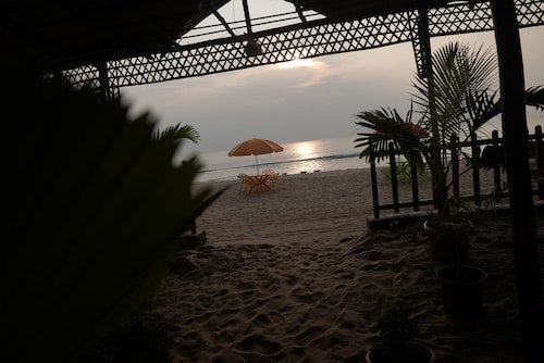 Livin Waves Beach stay and cafe