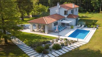 Hồ bơi ngoài trời