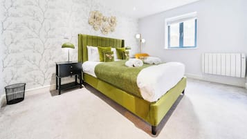 2 bedrooms, desk, iron/ironing board, WiFi