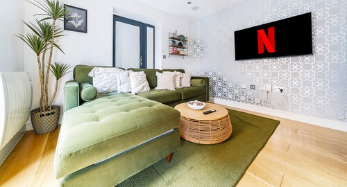 Cozy 2BR in Surrey | Pet-Friendly, Fast Wi-Fi, Netflix