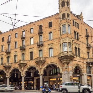 Un edificio histórico con varios balcones y entradas abovedadas.