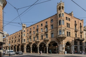 A historic building with multiple balconies and arched windows. - Mansarda in Bianco by Wonderful Italy (Turin)
