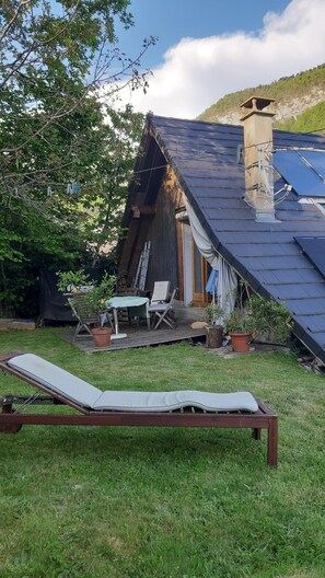Outdoor dining - Grünes Haus in den Bergen (Saint-Jean-d'Arvey)
