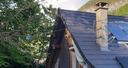 Grünes Haus in den Bergen