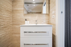 Comfort Apartment, 1 Queen Bed | Bathroom | Shower, hair dryer, towels, soap
