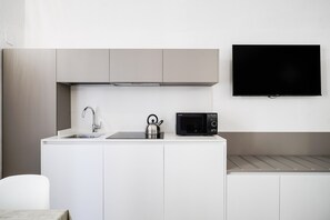 Refrigerador, microondas, placa de cocina, utensilios de cocina