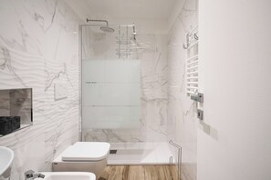 Standard Apartment, 1 Queen Bed | Bathroom