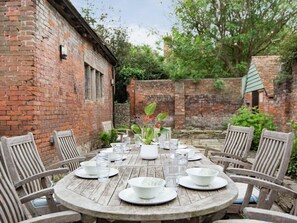 Outdoor dining - Historic Townhouse with Cathedral Views and Stained glass windows  (Canterbury)