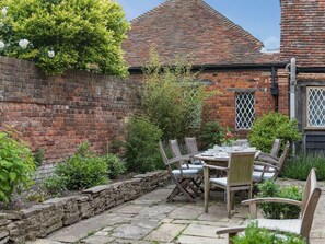 Outdoor dining - Historic Townhouse with Cathedral Views and Stained glass windows (Canterbury)