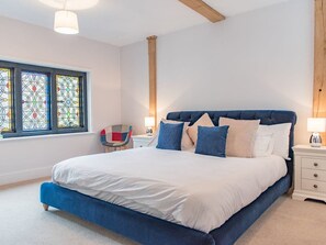 4 bedrooms, iron/ironing board, WiFi, bed sheets - Historic Townhouse with Cathedral Views and Stained glass windows  (Canterbury)