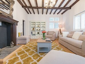 Living area - Historic Townhouse with Cathedral Views and Stained glass windows (Canterbury)