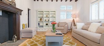 Historic Townhouse with Cathedral Views and Stained glass windows