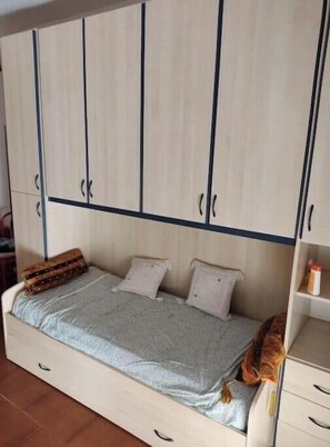 5 habitaciones, tabla de planchar con plancha, wifi y ropa de cama