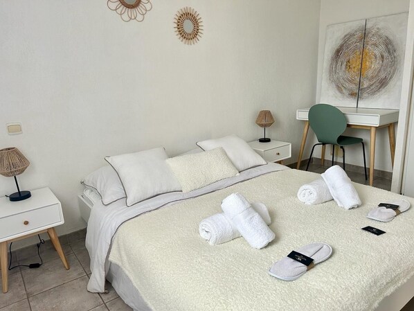 2 soverom, strykejern/-brett og sengetøy