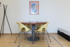 Studio | Restauration dans la chambre