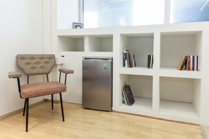 Frigobar, utensilios de cocina
