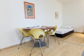 In-room dining - Minimalist Modern Nea Kifisia Studio (Kifisia)