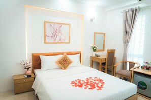 Habitación básica doble, vista al patio | Ropa de cama hipoalergénica y artículos del minibar gratis 