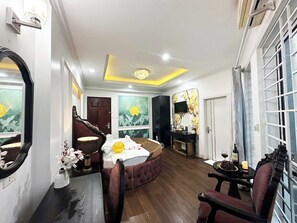Combined shower/tub, hydromassage showerhead, designer toiletries - Victoria Hotel Me Tri (Hanoi)