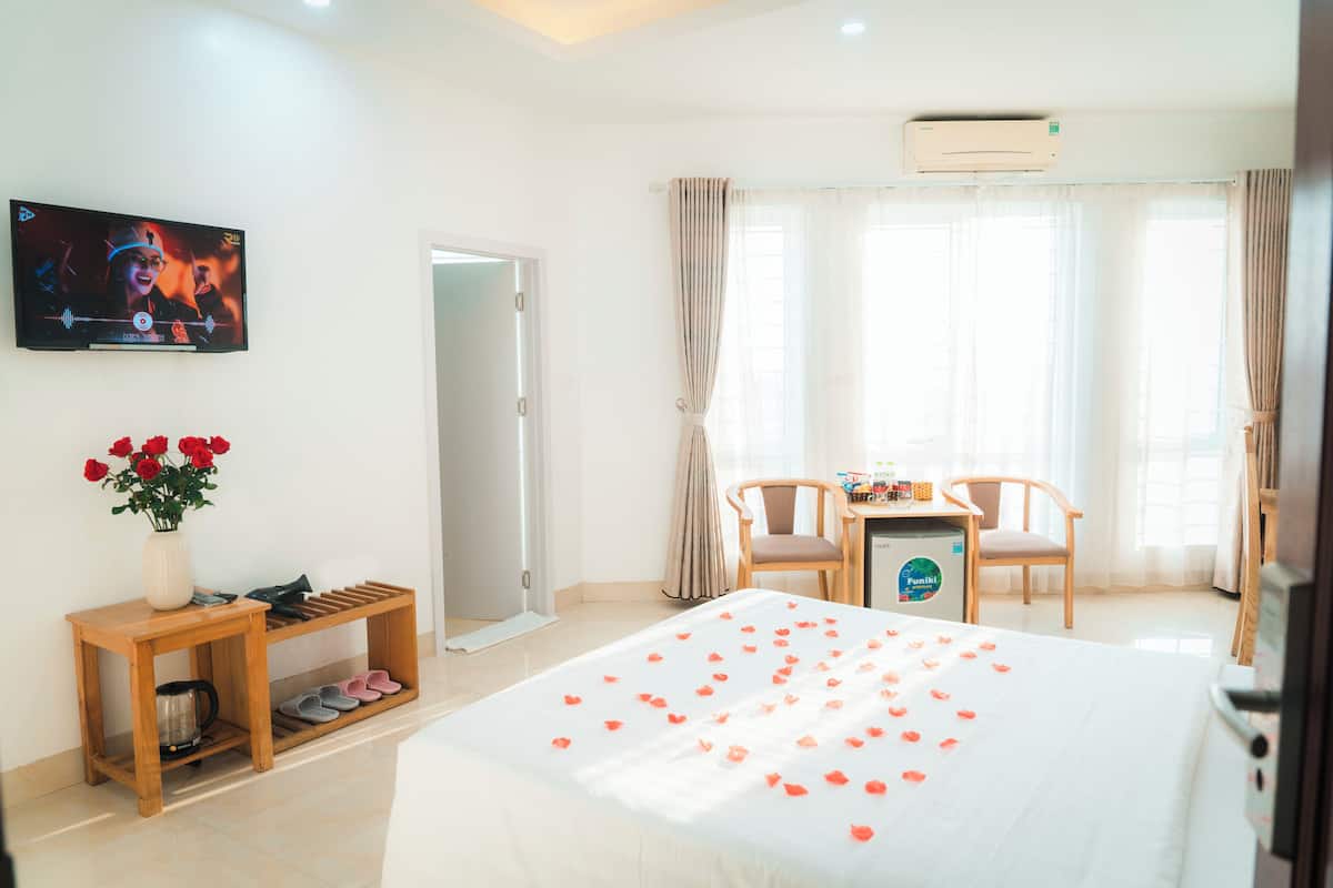 City Room | Living area | 28-inch Smart TV with cable channels, printers