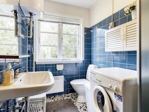 House | Bathroom - 6 Person Holiday Home in Blavand (Blavand)