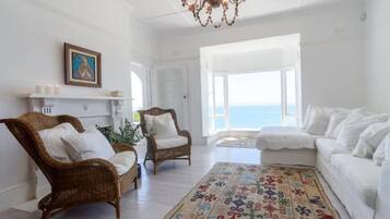 TV connectée, cheminée, livres, imprimantes