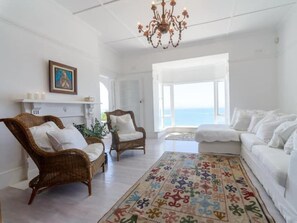 Smart TV, fireplace, books, printers - Kalimera Beach House (Mossel Bay)