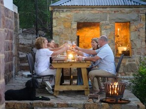 Outdoor dining - Kalimera Beach House (Mossel Bay)