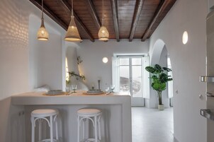 Oven, stovetop, coffee/tea maker, electric kettle