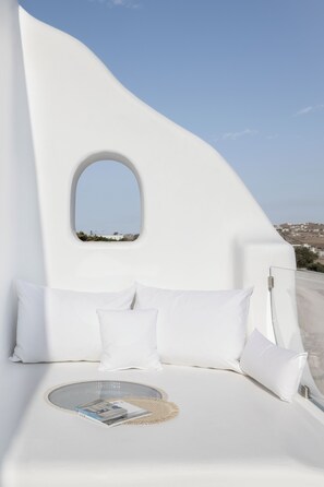Premium bedding, in-room safe, individually decorated - Ortygia Suites (Mykonos)