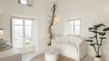 Suíte luxo, vista para o mar | Área de estar | Smart TV 32 polegadas com canais digitais