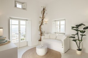 华丽套房, 海景 | 起居区 | 32-英寸智能电视（配备数码频道）