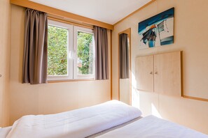 Chalet | 2 bedrooms, individually furnished, bed sheets - Chalet by the Water in Leukermeer (Well)