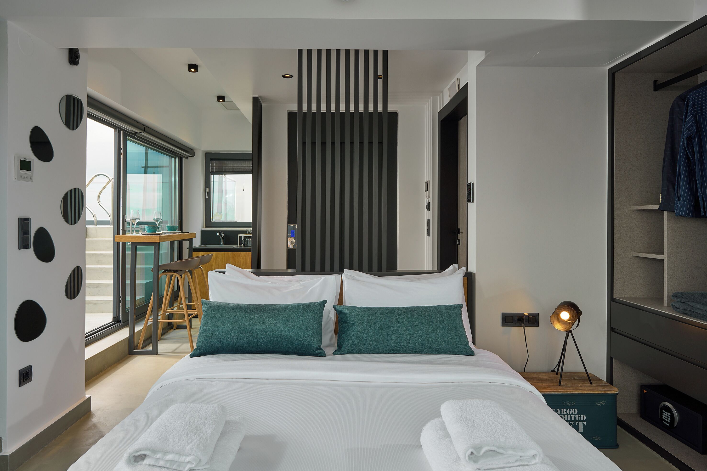 Une chambre d’hôtel moderne dotée d’un grand lit, d’un bureau et offrant une vue sur la ville.