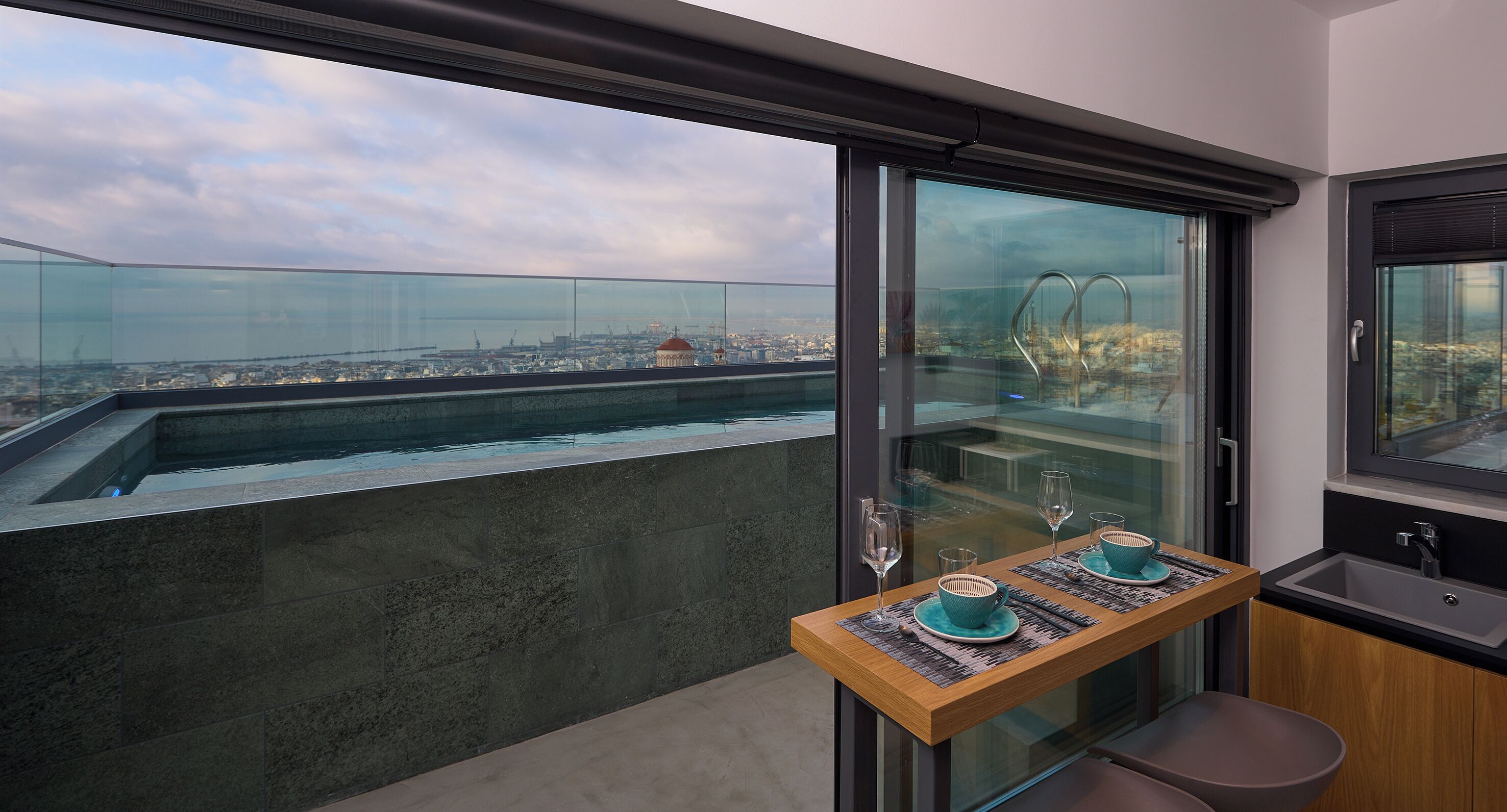Penthouse with Private Pool | Cozinha privada | Frigobar, máquina de café expresso, chaleira elétrica, cadeirão de bebê